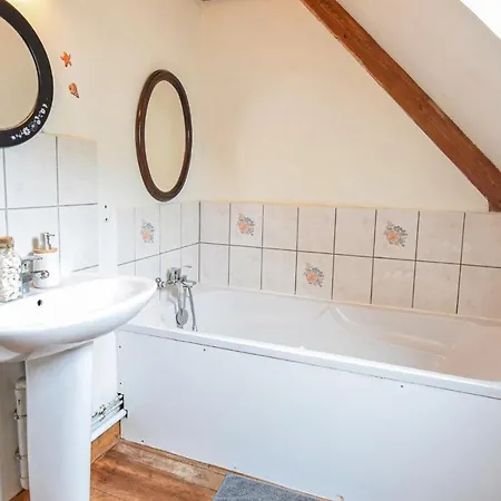 Cozy In St Germain Du Pert